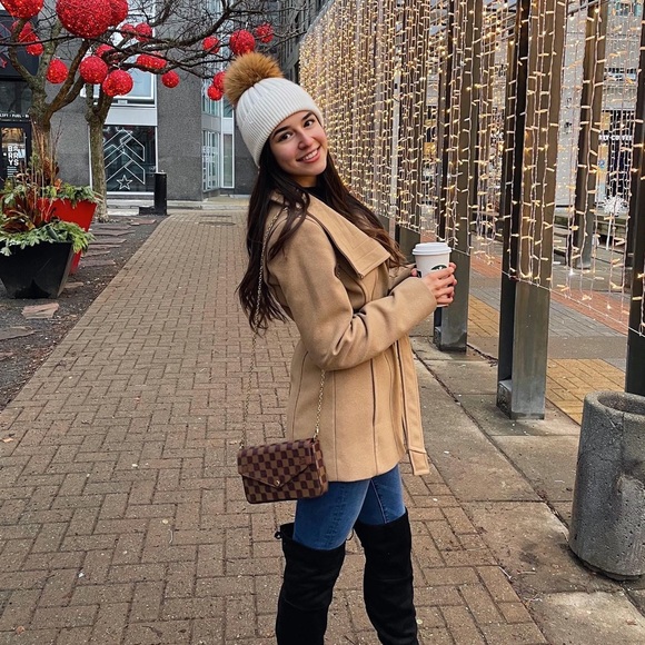 🎀Meet your Posher, Zoe🎀 - Picture 1 of 3